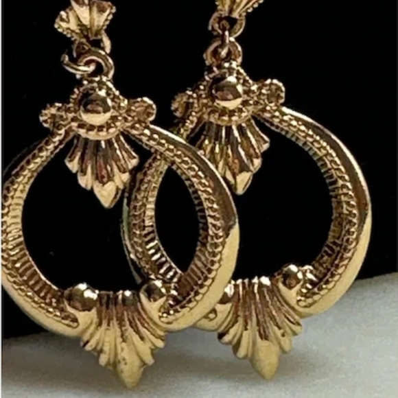 Elegant Gold Hoop Earrings - Picture 2 of 3